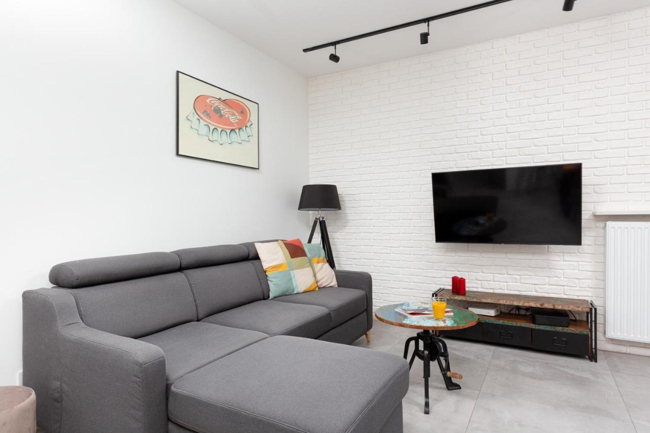 City Center Apartments Grzybowska With Parking By Noclegi Renters Warszawa Zewnętrze zdjęcie
